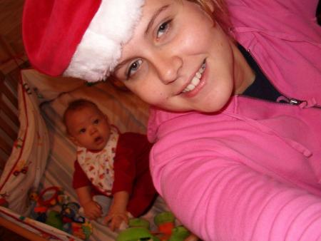 Coralie is making fun with my Christmas hat !
